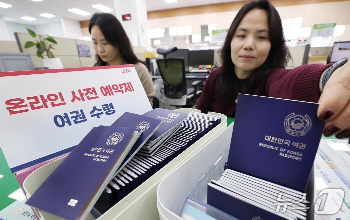 동구청 직원이 온라인 사전 예약제를 통해 발급된 여권을 정리하고 있다.(동구 제공. 재판매 및 DB금지)/뉴스1