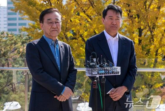본문 이미지 - 김윤덕 국토교통부 장관(왼쪽)과 오세훈 서울시장이 13일 오후 서울 중구의 한 한식당에서 오찬면담을 마친 뒤 취재진과 질의응답을 하고 있다. (공동취재) 2025.11.13/뉴스1 