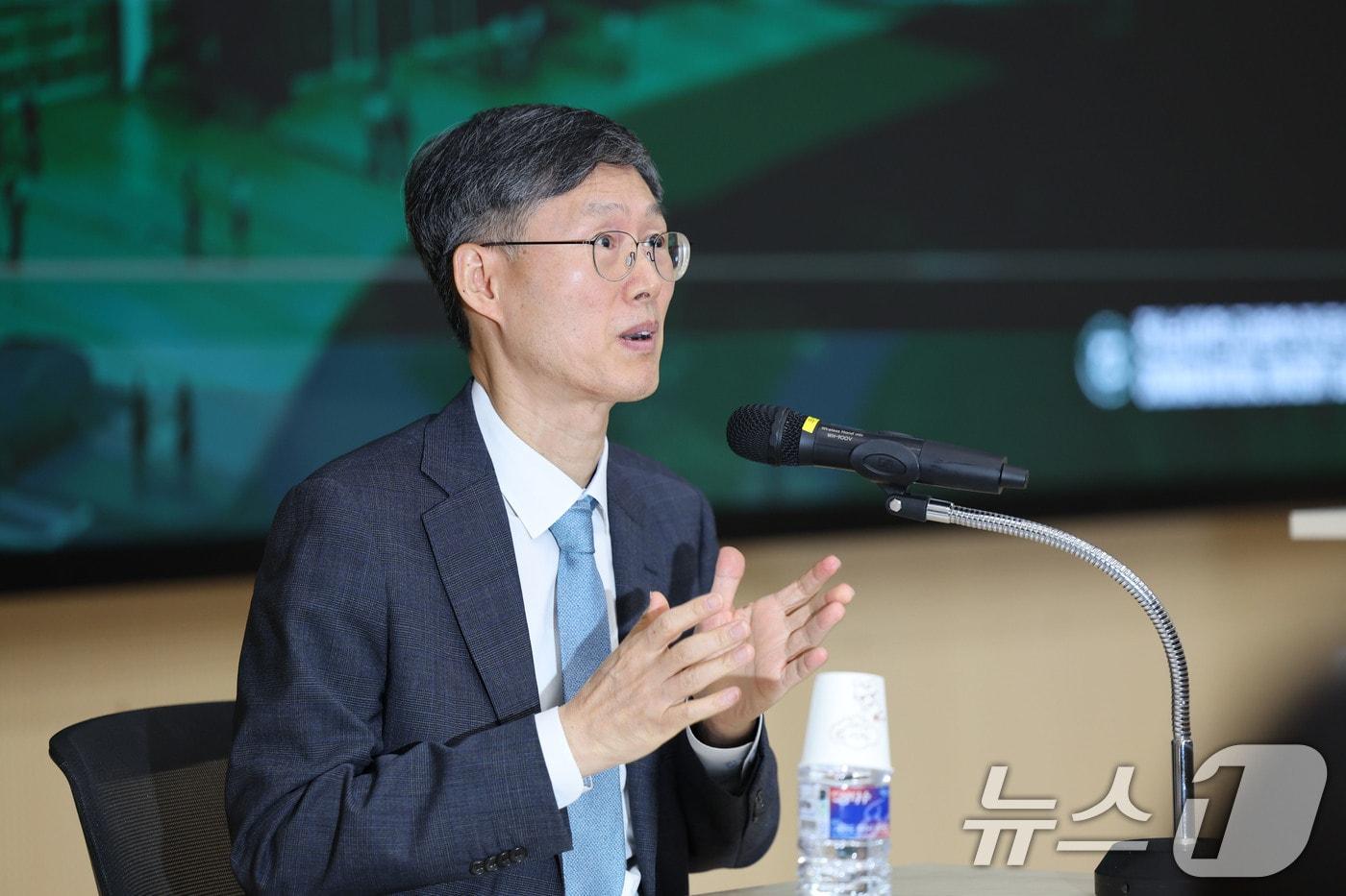 13일 오후 광주 전남대학교 법학전문대학원 1호관 컨벤션홀에서 열린 초청강연회에서 문형배 전 헌법재판관이 학생의 질문에 답하고 있다. 2025.11.13/뉴스1 ⓒ News1 박지현 기자