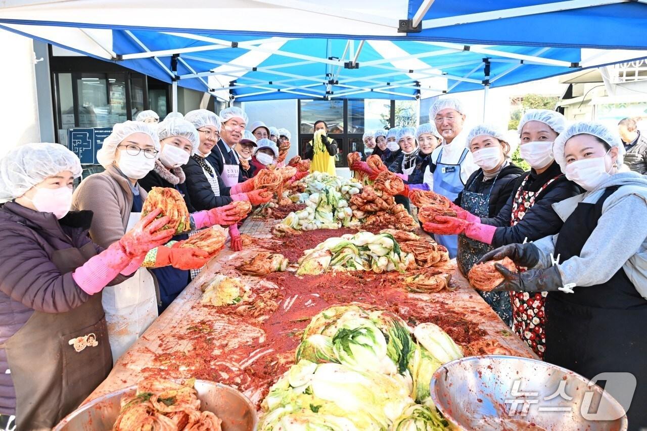 본문 이미지 - 김제선 중구청장이 봉사자들과 김장 나눔 행사를 하고 있다.(중구 제공. 재판매 및 DB금지)/뉴스1