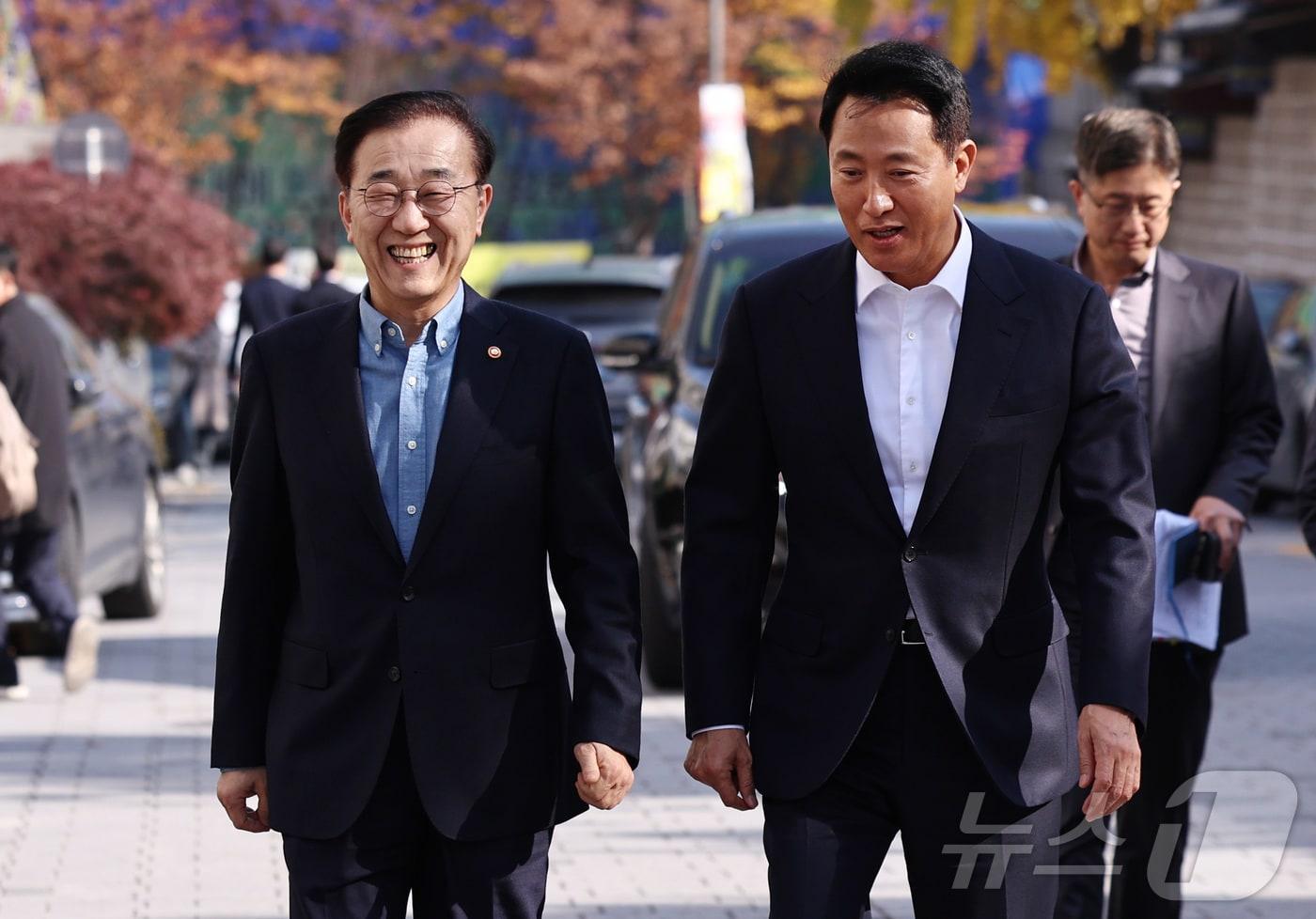 본문 이미지 - 오세훈 서울시장과 김윤덕 국토교통부 장관이 지난해 서울 시내에서 함께 이동하고 있다. (자료사진) ⓒ 뉴스1 구윤성 기자