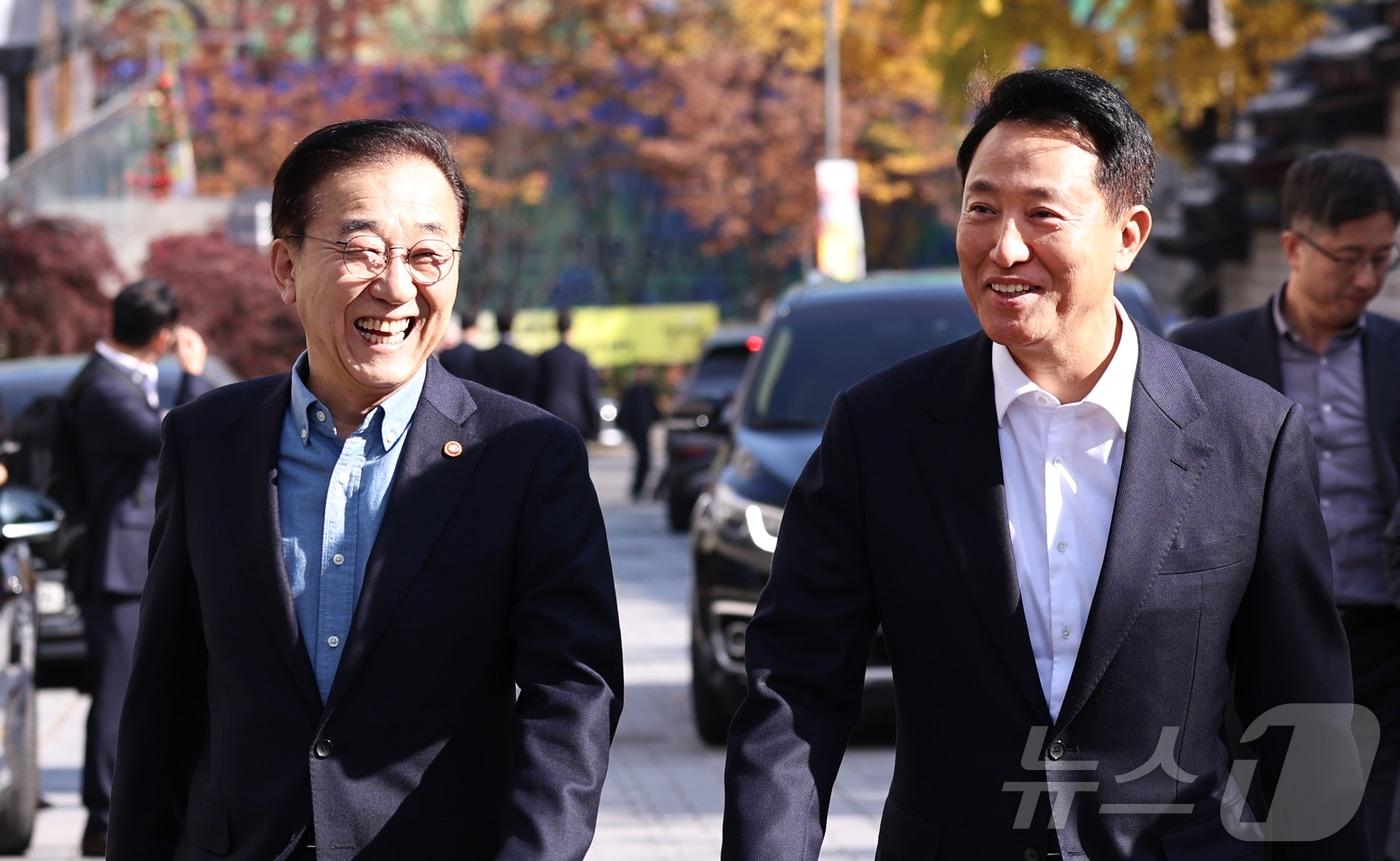 김윤덕 국토교통부 장관&#40;왼쪽&#41;과 오세훈 서울시장이 13일 서울 중구의 한 한식당에서 오찬 면담을 마친 뒤 브리핑 장소로 이동하며 대화하고 있다. 2025.11.13/뉴스1 ⓒ News1 구윤성 기자