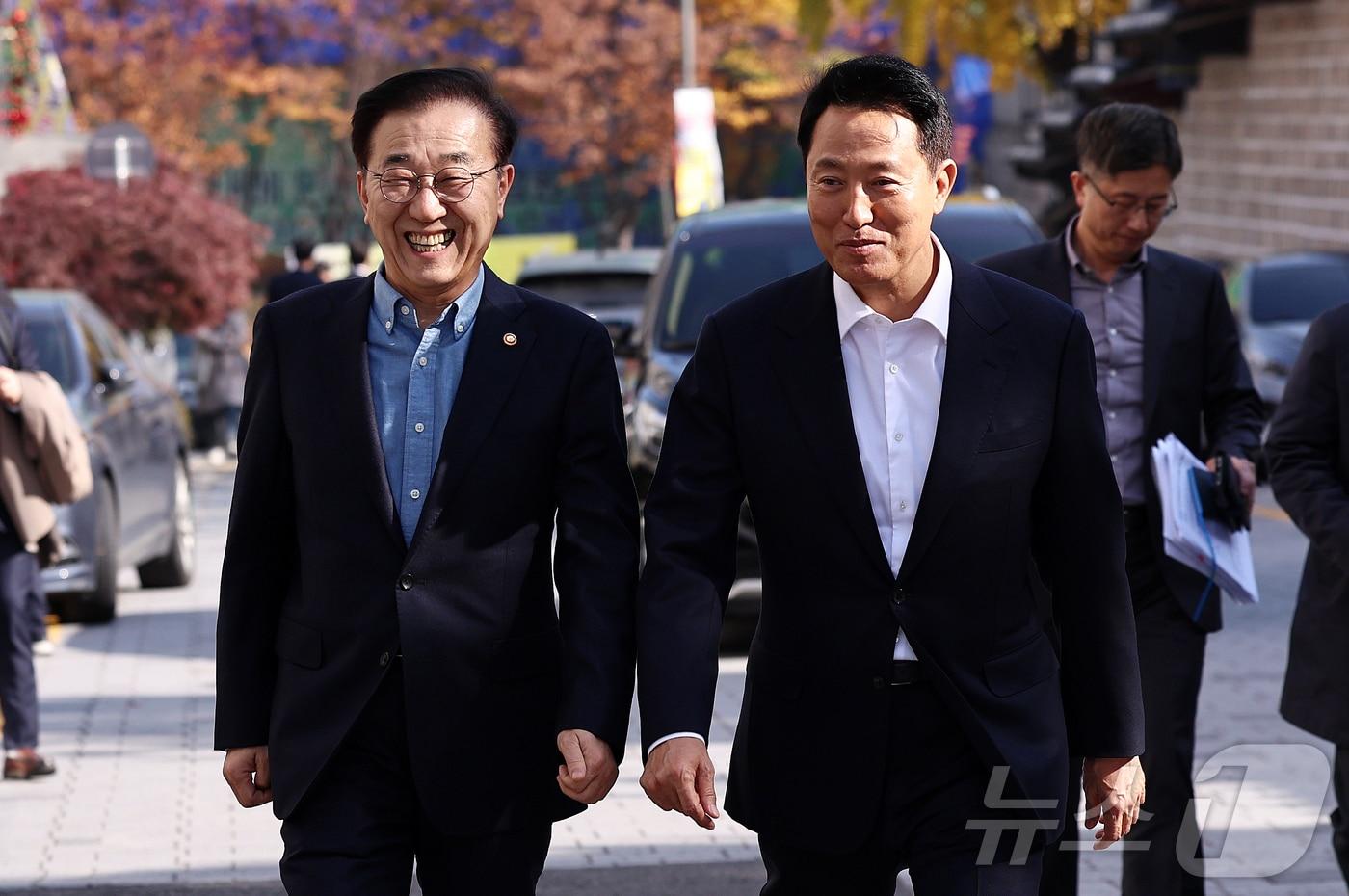 본문 이미지 - 김윤덕 국토교통부 장관(왼쪽)과 오세훈 서울시장 2025.11.13 ⓒ 뉴스1 구윤성 기자