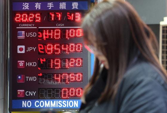 본문 이미지 - 원·달러 환율이 장중 1475.4원을 터지한 13일 서울 중구 명동 환전소에서 외국인들이 환전하고 있다. 이날 서울 외환시장에서 원·달러 환율은 장중 1475.4원까지 치솟았다. 2025.11.13/뉴스1 ⓒ News1 박지혜 기자