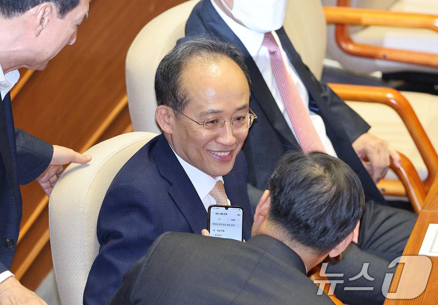 추경호 국민의힘 의원이 13일 서울 여의도 국회에서 열린 제429회국회&#40;정기회&#41; 제12차 본회의에서 의원들과 인사하고 있다. 2025.11.13/뉴스1 ⓒ News1 신웅수 기자