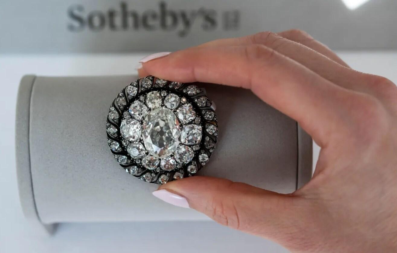 본문 이미지 - 나폴레옹 워털루 전투 패배후 잃어버린 브로치. 출처=AP