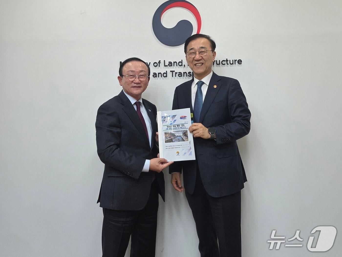 본문 이미지 - 지난 12일 국토발전전시관에서 김덕현 연천군수&#40;왼쪽&#41;와 김윤덕 국토교통부 장관이 지역현안 관련 간담회를 갖고 기념촬영을 하고 있다. &#40;연천군 제공, 재판매 및 DB금지&#41;