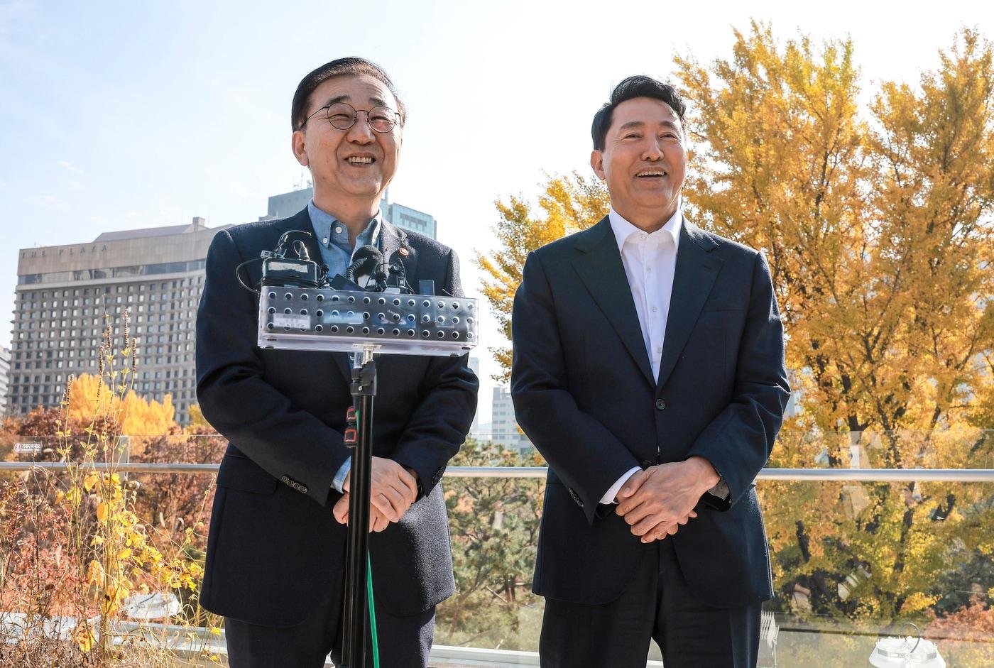 김윤덕 국토교통부 장관&#40;왼쪽&#41;과 오세훈 서울시장이 13일 오후 서울 중구의 한 한식당에서 오찬면담을 마친 뒤 취재진과 질의응답을 하고 있다. &#40;공동취재&#41; 2025.11.13/뉴스1