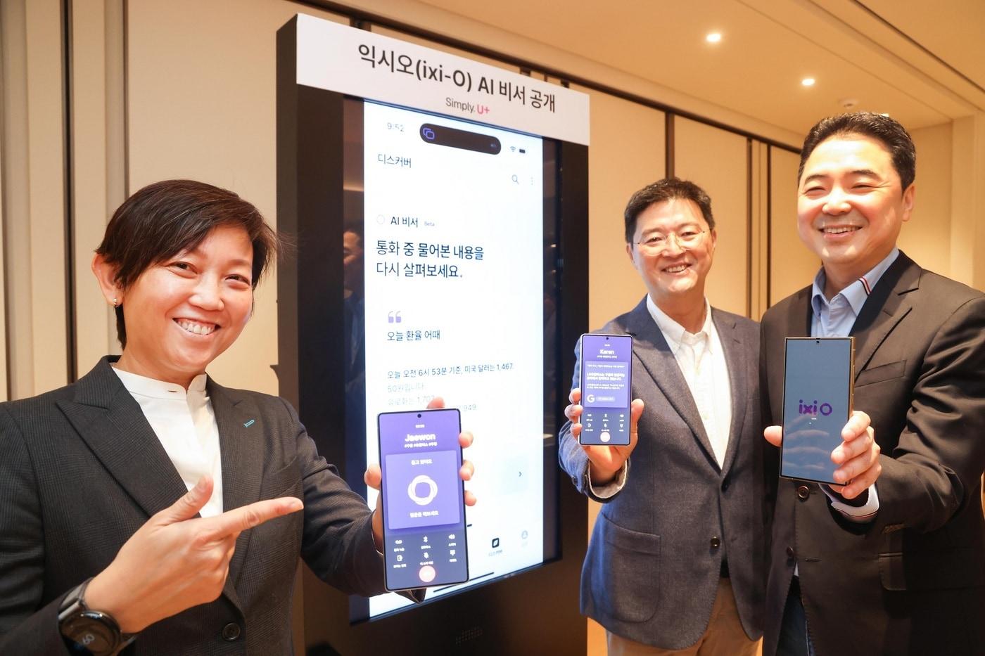 &#40;왼쪽부터&#41; 캐런 티오 구글 아시아 태평양 플랫폼·디바이스 파트너십 총괄&#40;부사장&#41;과 이재원 LG유플러스 컨슈머부문장&#40;부사장&#41;, 이상엽 LG유플러스 CTO&#40;전무&#41;가 익시오 AI 비서를 소개하고 있다. &#40;LGU+ 제공&#41;