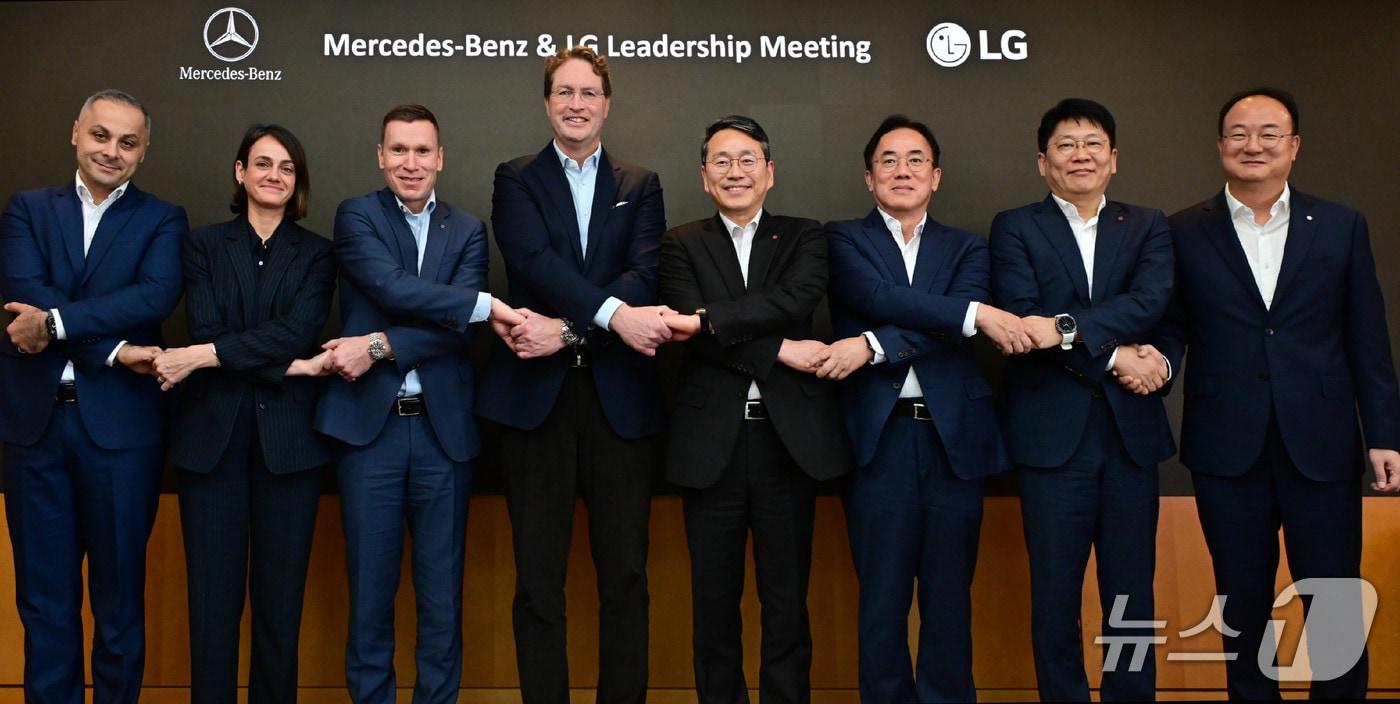 LG와 메르세데스-벤츠 최고 경영진이 13일 서울 여의도 LG트윈타워에서 만나 협업 확대 방안을 논의했다. 사진 왼쪽부터 메르세데스-벤츠 R&D 코리아 컬삿 카르탈 센터장, 메르세데스-벤츠 이다 볼프 기업본부 총괄, 메르세데스-벤츠 코리아 마티아스 바이틀 CEO, 메르세데스-벤츠 올라 칼레니우스 회장, LG전자 조주완 CEO, LG디스플레이 정철동 CEO, LG에너지솔루션 김동명 CEO, LG이노텍 문혁수 CEO &#40;사진제공 = LG전자&#41; 