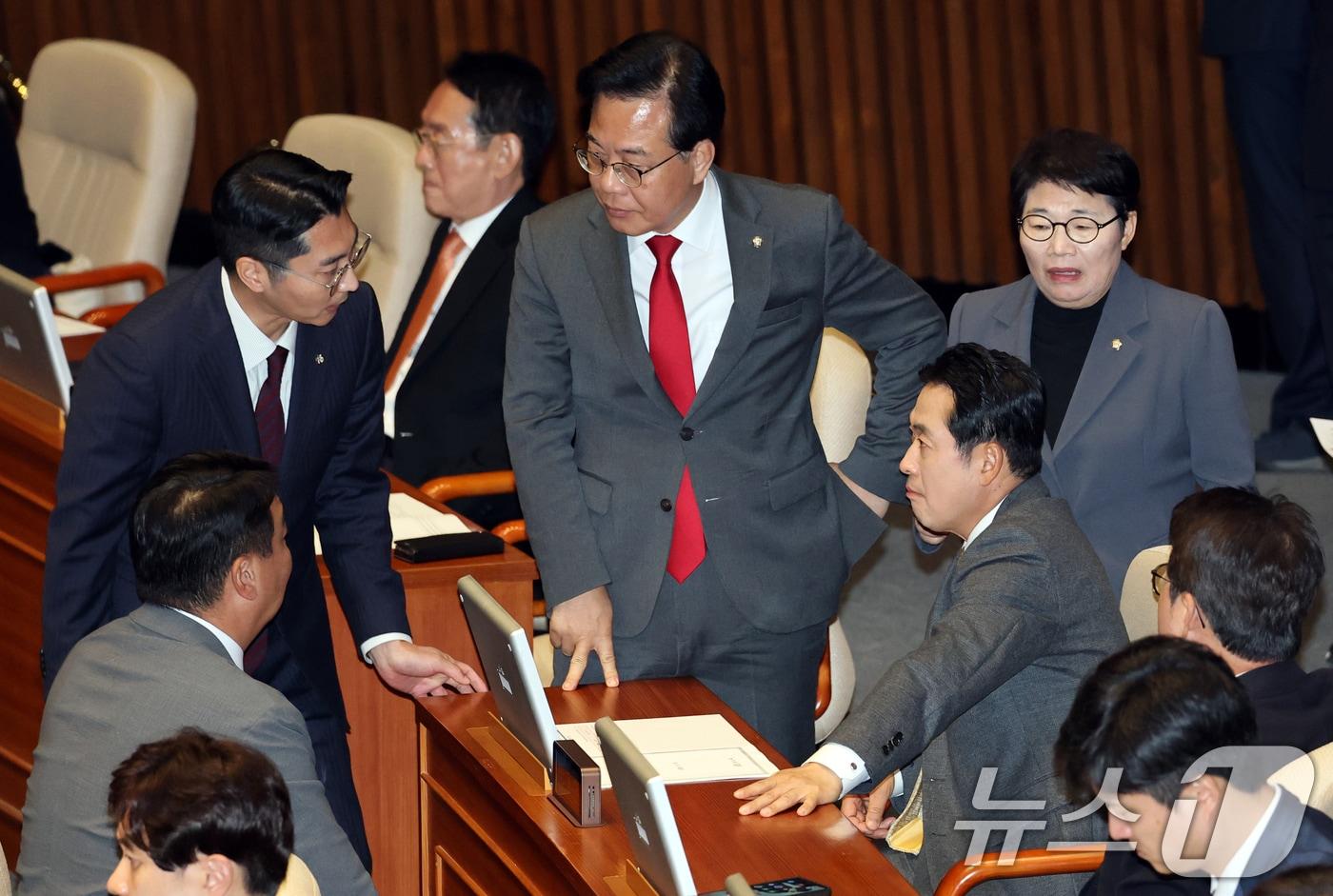 장동혁 국민의힘 대표가 13일 서울 여의도 국회에서 열린 제429회국회&#40;정기회&#41; 제429-12차 본회의에서 송언석 원내대표 등 지도부와 대화하고 있다. 2025.11.13/뉴스1 ⓒ News1 이승배 기자