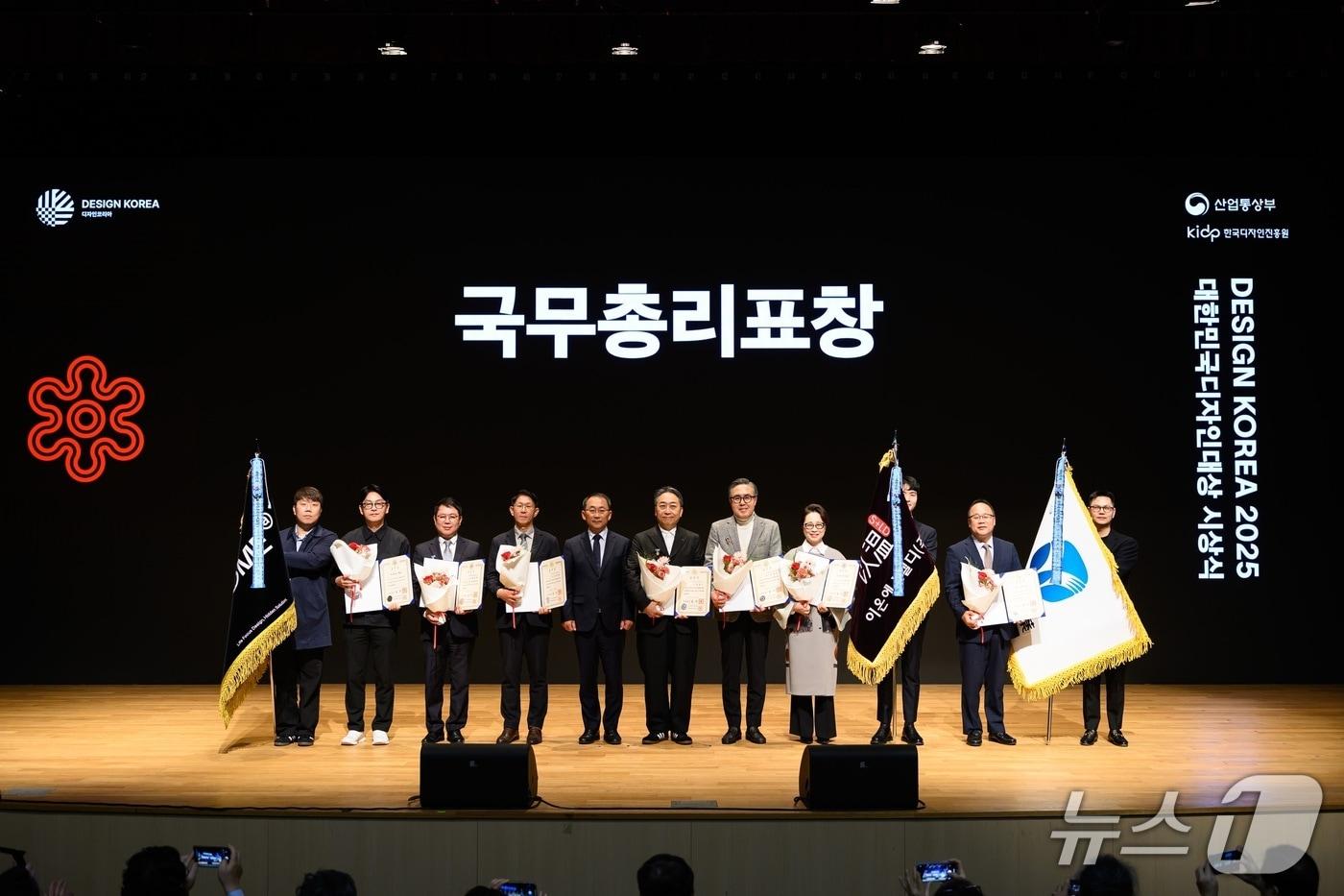 앳홈은 이달 12일 '2025 대한민국디자인대상'에서 디자인 경영 부문 국무총리 표창을 수상했다. (앳홈 제공)