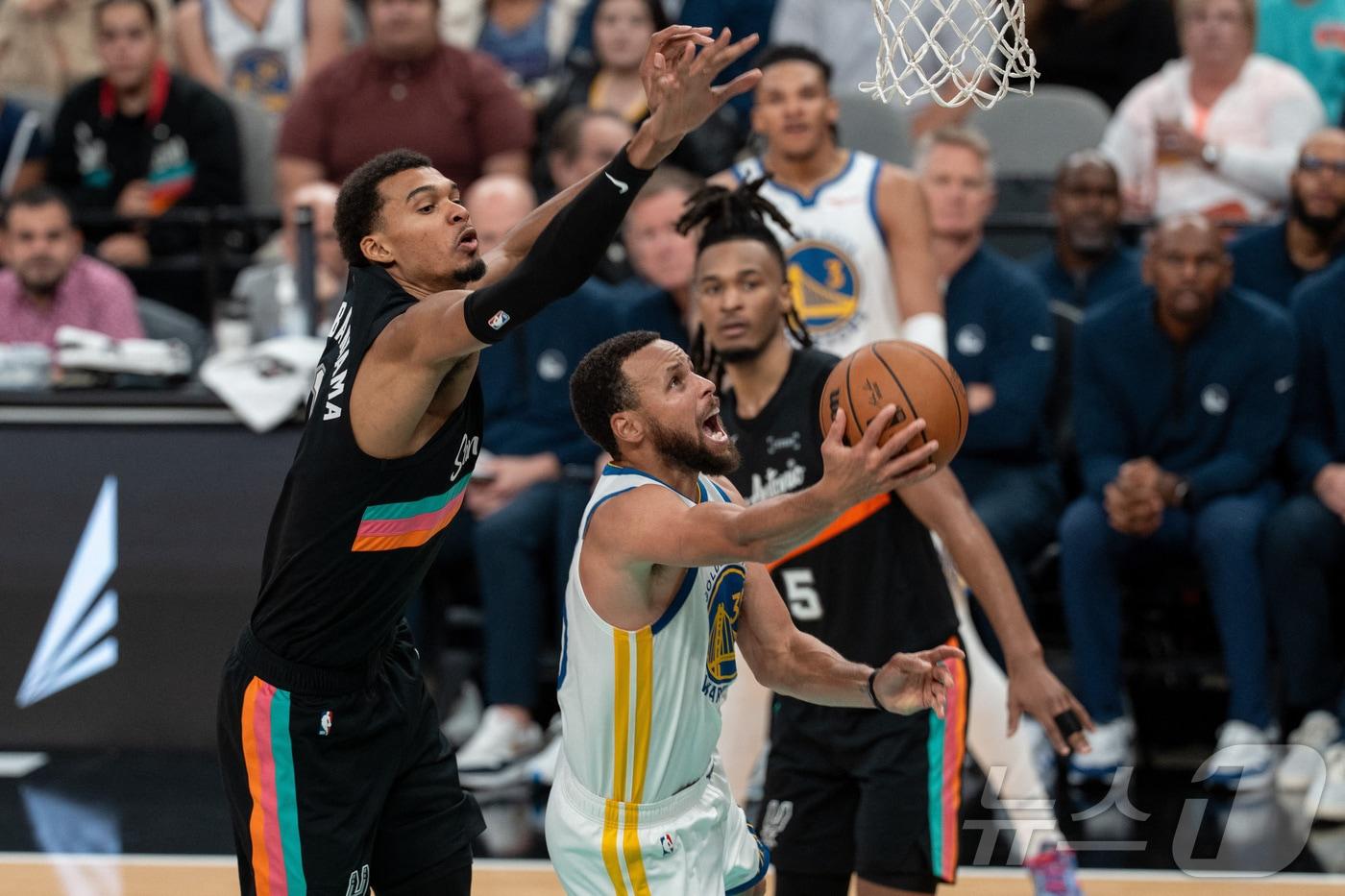 NBA 골든스테이트 커리&#40;가운데&#41;가 13일&#40;한국시간&#41; 샌안토니오와 경기에서 슛을 시도하고 있다. ⓒ 로이터=뉴스1