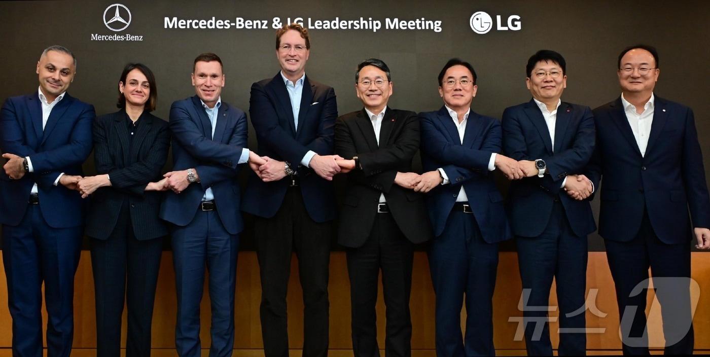LG는 메르세데스-벤츠 최고 경영진와 서울 여의도 LG트윈타워에서 만나 LG의 자동차 부품 사업 역량을 결집한 ‘원&#40;One&#41; LG’ 솔루션 협업 확대 방안에 대해 논의 했다고 13일 밝혔다. 사진은 메르세데스-벤츠 R&D 코리아 컬삿 카르탈 센터장&#40;왼쪽&#41;, 메르세데스-벤츠 이다 볼프 기업본부 총괄, 메르세데스-벤츠 코리아 마티아스 바이틀 CEO, 메르세데스-벤츠 올라 칼레니우스 회장, LG전자 조주완 CEO, LG디스플레이 정철동 CEO, LG에너지솔루션 김동명 CEO, LG이노텍 문혁수 CEO가 미팅을 마치고 기념 사진을 촬영하는 모습. &#40;LG전자 제공. 재판매 및 DB 금지&#41; 2025.11.13/뉴스1
