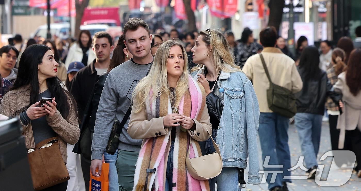 13일 서울 명동 거리가 외국인 관광객들로 붐비고 있다. 이날 한국관광공사 한국관광데이터랩에 따르면 올해 3분기&#40;7~9월&#41; 방한 외국인은 526만 명으로 전년 동기 대비 18.5% 증가했다. 2025.11.13/뉴스1 ⓒ News1 박지혜 기자