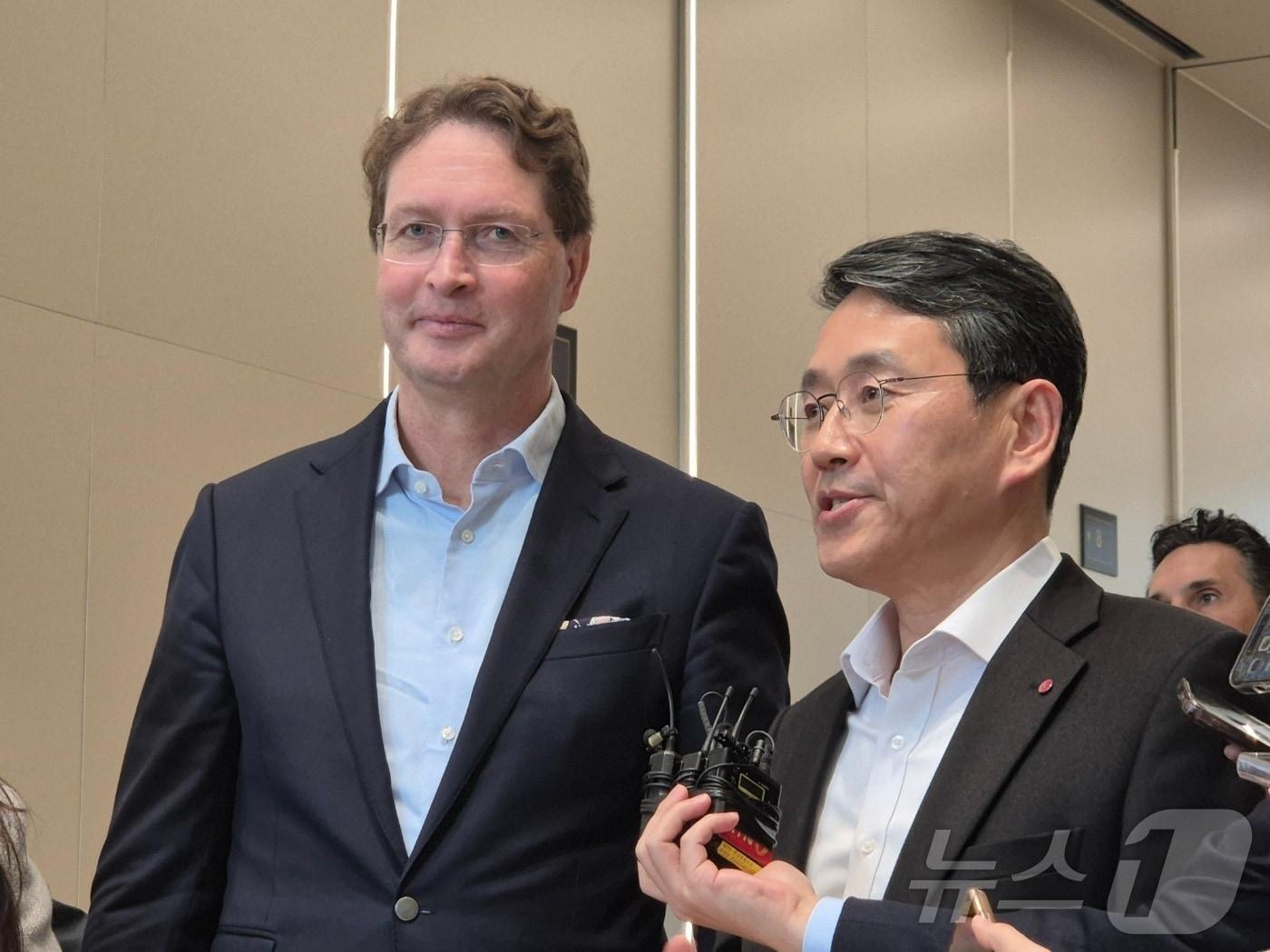 본문 이미지 - 올라 칼레니우스 메르세데스-벤츠 그룹 회장&#40;왼쪽&#41;과 조주완 LG전자 대표이사 사장이 13일 서울 여의도 LG트윈타워에서 회동을 갖은 후 기자들과 질의응답을 하고 있다.2025.11.13 ⓒ News1 최동현 기자