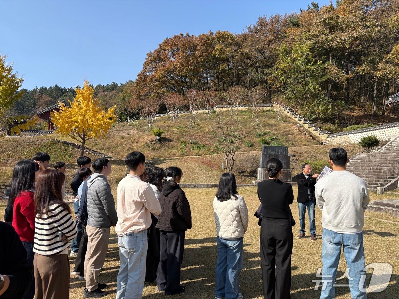 본문 이미지 - 13일 대구 달성군 혁신주니어보드 단원들이 하빈면 육신사를 방문해 문화해설을 듣고 있다.&#40;대구 달성군 제공. 재판매 및 DB금지&#41;
