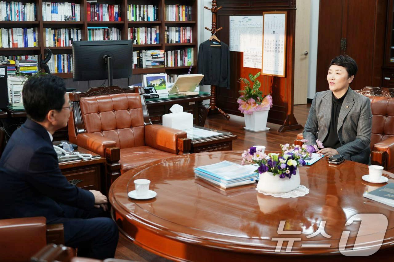 본문 이미지 - 전진숙 더불어민주당 의원(광주 북구을)이 12일 국회에서 황정근 국회도서관장을 만나 국회도서관 광주 분원 유치의 필요성을 강조하고 있다.(전진숙 의원실 제공. 재판매 및 DB 금지)