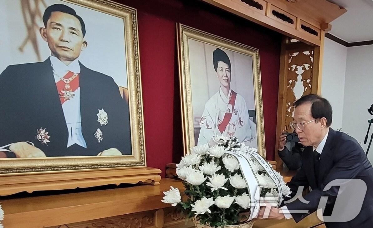 본문 이미지 - 13일 경북 구미 박정희 전 대통령 생가를 방문한 이석연 국민통합위원장이 박 전 대통령 부부 영전에 헌화하고 있다. 2025.11.13/뉴스1 ⓒ News1 정우용 기자