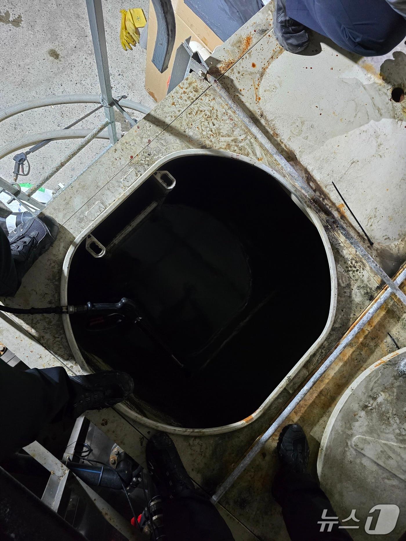 본문 이미지 - 지난 9일 오후 8시 30분쯤 고성군 하일면의 한 육상 양식장 저수조에서 작업자 3명이 숨진 채 발견됐다. 사진은 사고가 발생한 저수조 모습.&#40;경남소방본부 제공. 재판매 및 DB금지&#41;