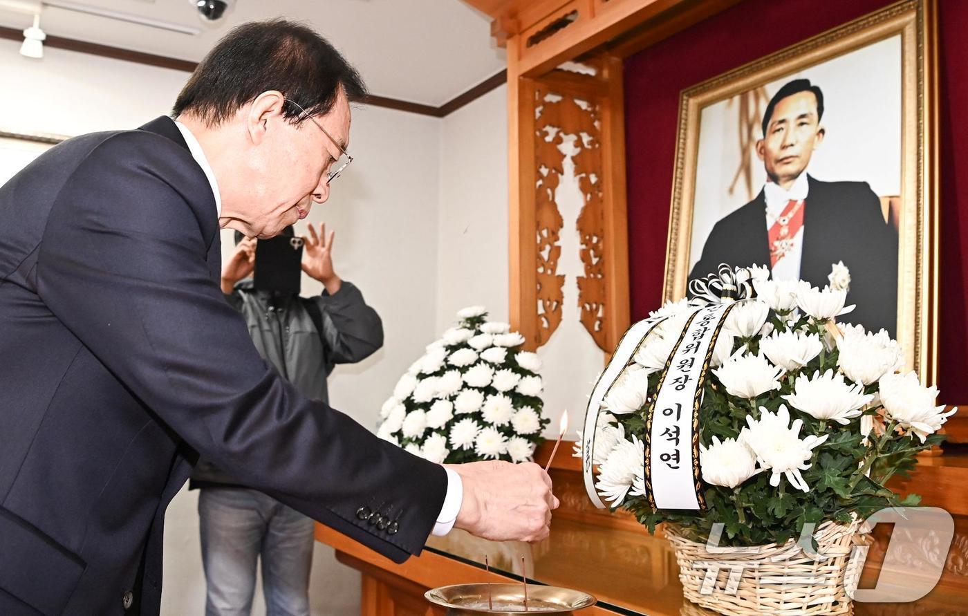 13일 경북 구미 박정희 전 대통령 생가를 방문한 이석연 국민통합위원장이 박 전 대통령 부부 영전에 헌화하고 있다. 이 위원장은 국민통합에 대한 지혜를 모으고 현장의 의견을 듣기 위해 이날 생가를 방문했다. 2025.11.13/뉴스1 ⓒ News1 정우용 기자