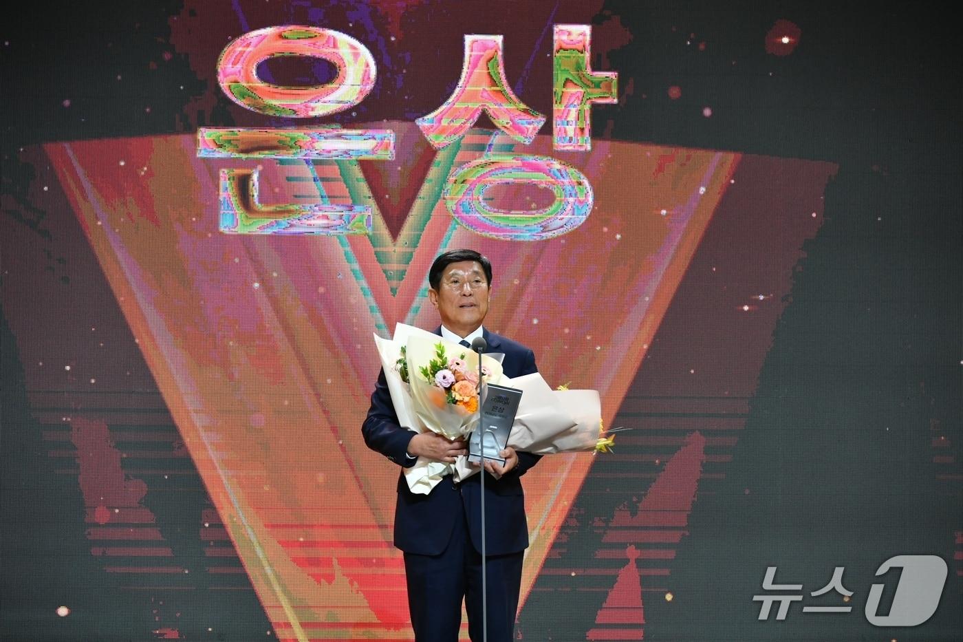 13일 조상래 곡성군수가 고향사랑기부대상 시상식에서 은싱을 수상했다.&#40;곡성군 제공&#41; 