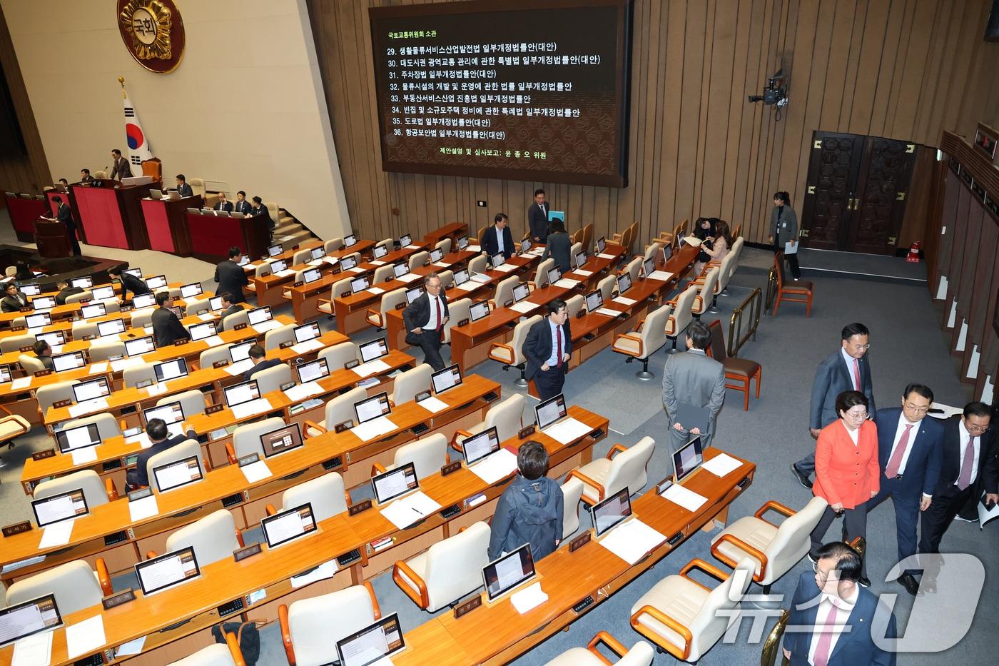 13일 서울 여의도 국회에서 열린 제429회국회&#40;정기회&#41; 12차 본회의에서 국민의힘 의원들이 김윤덕 국토교통부 장관의 본회의 불참 등에 대해 항의하다 퇴장하고 있다. 2025.11.13/뉴스1 ⓒ News1 이승배 기자