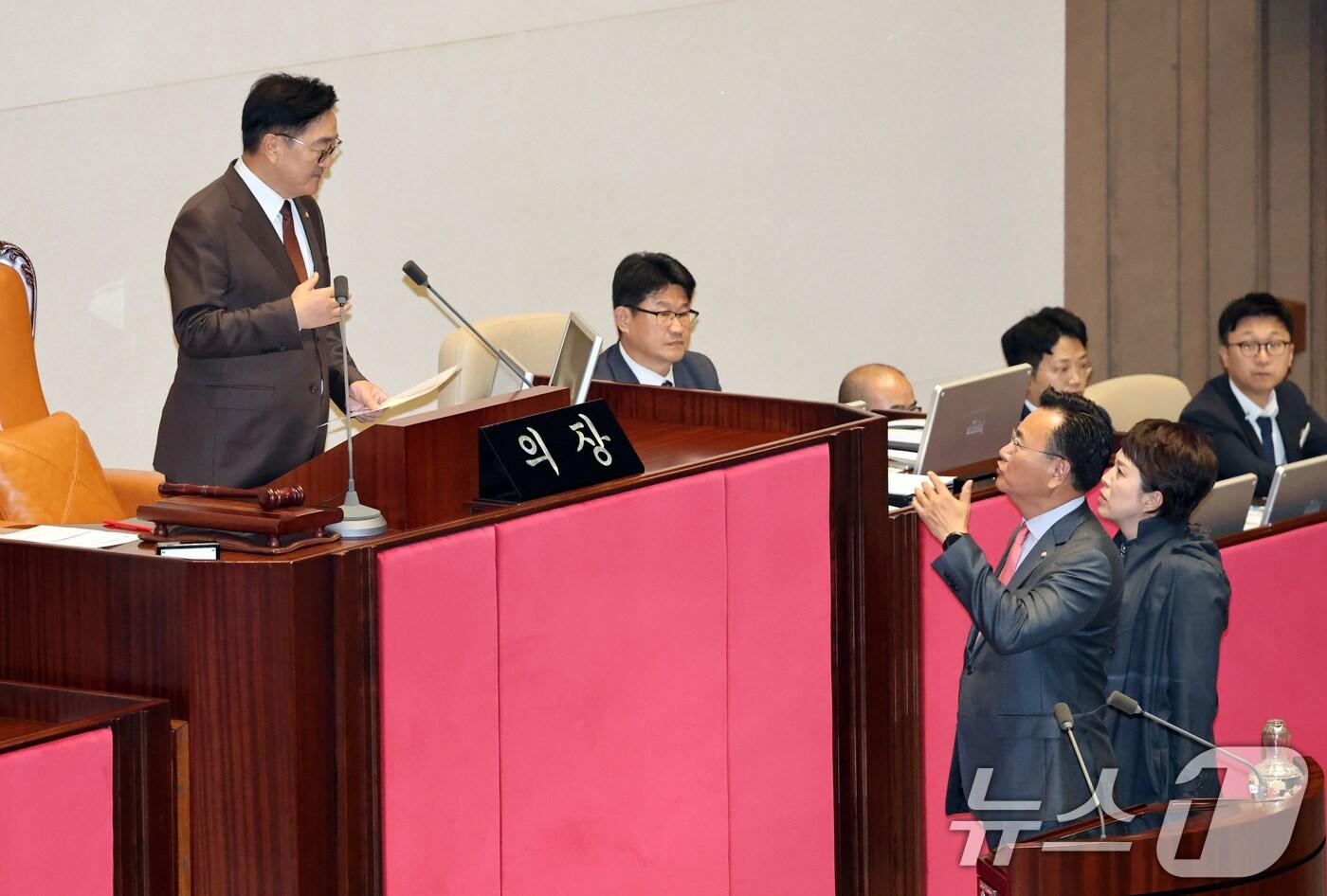 13일 서울 여의도 국회에서 열린 제429회국회&#40;정기회&#41; 12차 본회의에서 유상범, 김은혜 국민의힘 의원이 김윤덕 국토교통부 장관의 본회의 불참 등에 대해 항의하고 있다. 2025.11.13/뉴스1 ⓒ News1 이승배 기자