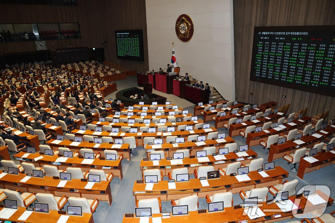 13일 서울 여의도 국회에서 열린 제429회국회(정기회) 12차 본회의에서 김윤덕 국토교통부 장관 회의 불참에 대해 항의하다 떠난 국민의힘 의원들의 빈자리가 보이고 있다. 2025.11.13/뉴스1 ⓒ News1 이승배 기자