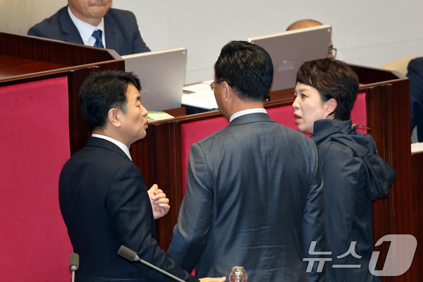 13일 서울 여의도 국회에서 열린 제429회국회&#40;정기회&#41; 12차 본회의에서 유상범, 김은혜 국민의힘 의원이 김윤덕 국토교통부 장관의 본회의 불참 등에 대해 항의하자 문진석 더불어민주당 원내수석부대표가 대화를 시도하고 있다. 2025.11.13/뉴스1 ⓒ News1 이승배 기자