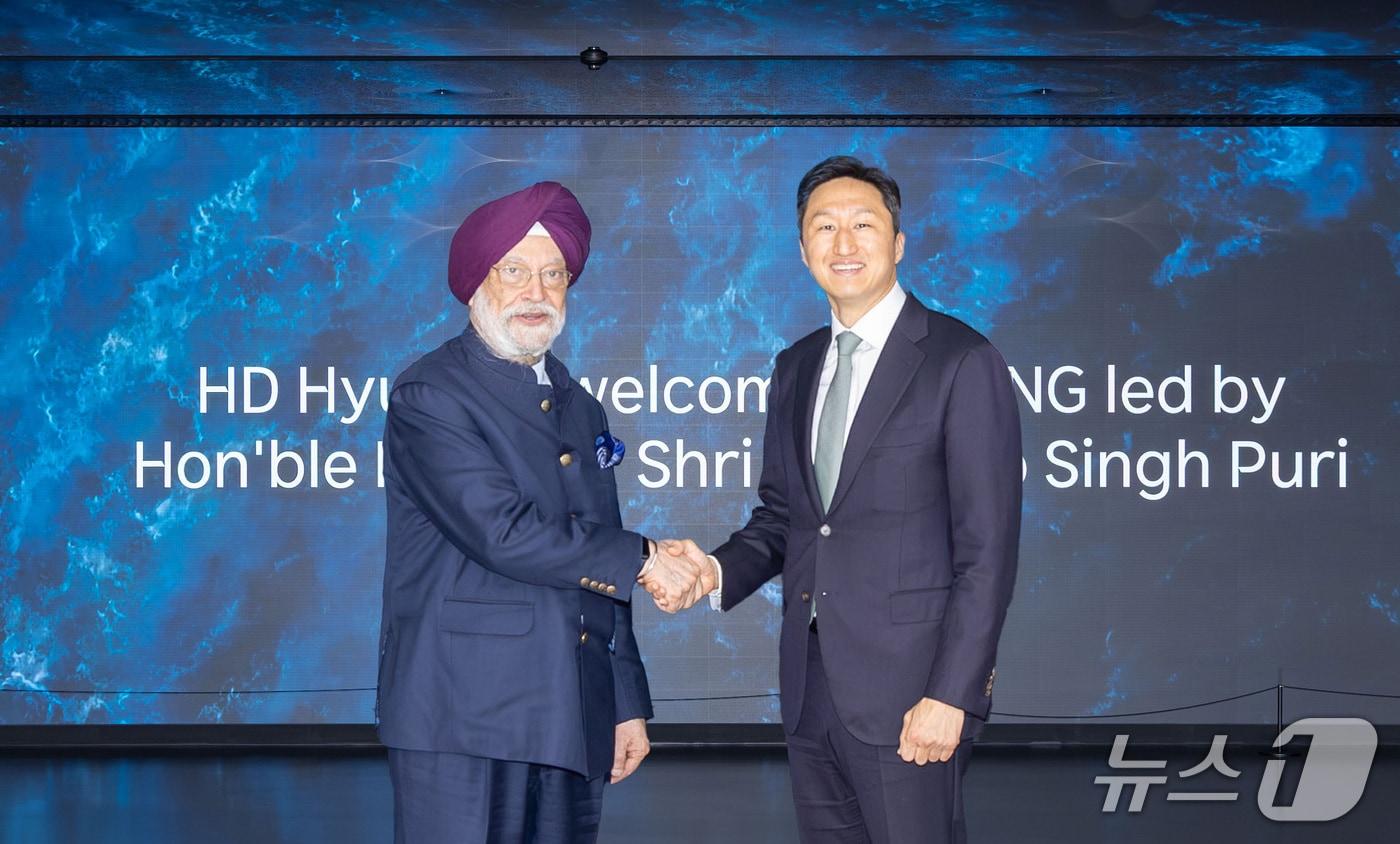 정기선 HD현대 회장이 13일 경기도 판교 HD현대 글로벌R&D센터에서 하딥 싱 푸리&#40;Hardeep Singh Puri&#41; 인도 석유천연가스부 장관을 만나, 상호 협력 확대 방안을 논의했다.&#40;HD현대 제공&#41; 