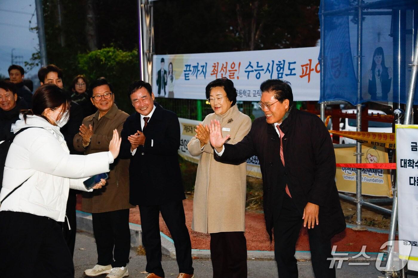 김경희 시장&#40;오른쪽 두번째&#41;이 13일 송석준 국회의원&#40;맨 오른쪽&#41; 등과 함께 대학수학능력시험 시험장에서 수험생을 격려하고 있다.&#40;이천시 제공&#41;