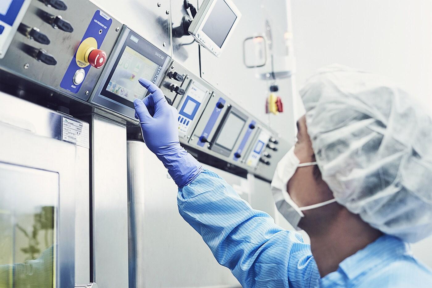 듀켐바이오 관계자가 방사성의약품 생산시설에서 약물 제조 시스템을 관리하고 있다.&#40;듀켐바이오 제공&#41;/뉴스1