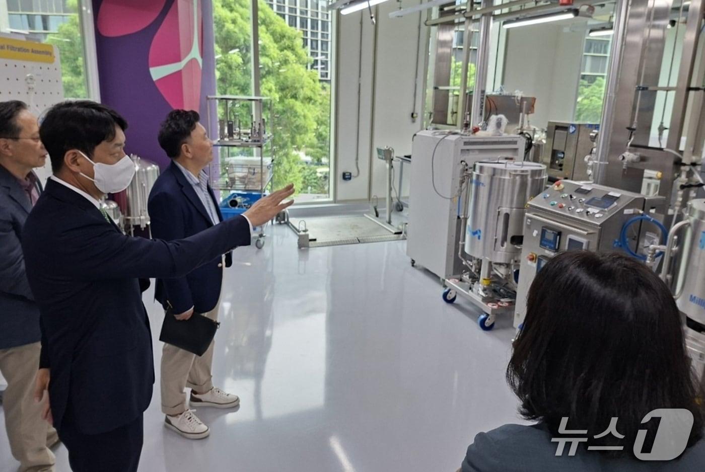 최성아 대전시 정무경제과학부시장이 싱가포르를 방문해 시설을 둘러보고 있다. &#40;대전시 제공&#41; / 뉴스1