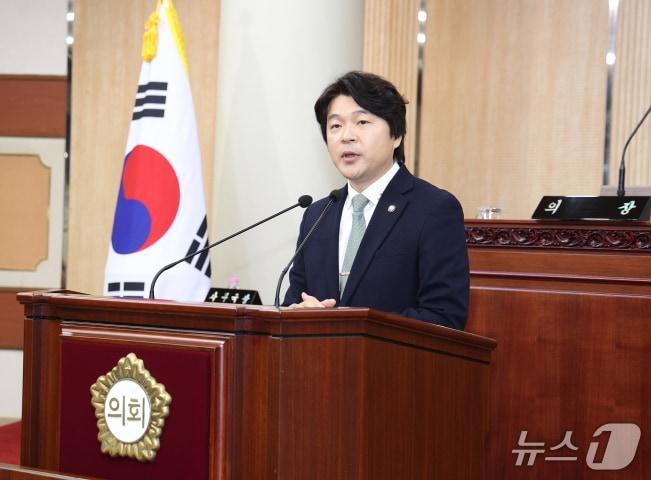 본문 이미지 - 13일 열린 제299회 고양특례시의회 정례회 제2차 본회의장에서 신현철 시의원이 축사 악취 문제 해결을 요구하는 시정질의를 하고 있다. &#40;고양시의회 제공, 재판매 및 DB금지&#41;