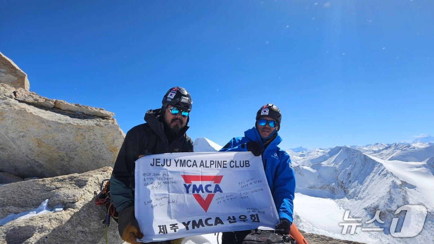 제주 산악인들이 지난 2일 세계 최초로 히말랴야 추아파크Ⅲ 등반에 성공한 후 기념 촬영을 하고 있다. 이번 제주 원정대의 김동진 대장(오른쪽)과 김현철 대원.(제주YWCA산우회 제공. 재판매 및 DB 금지)/뉴스1  
