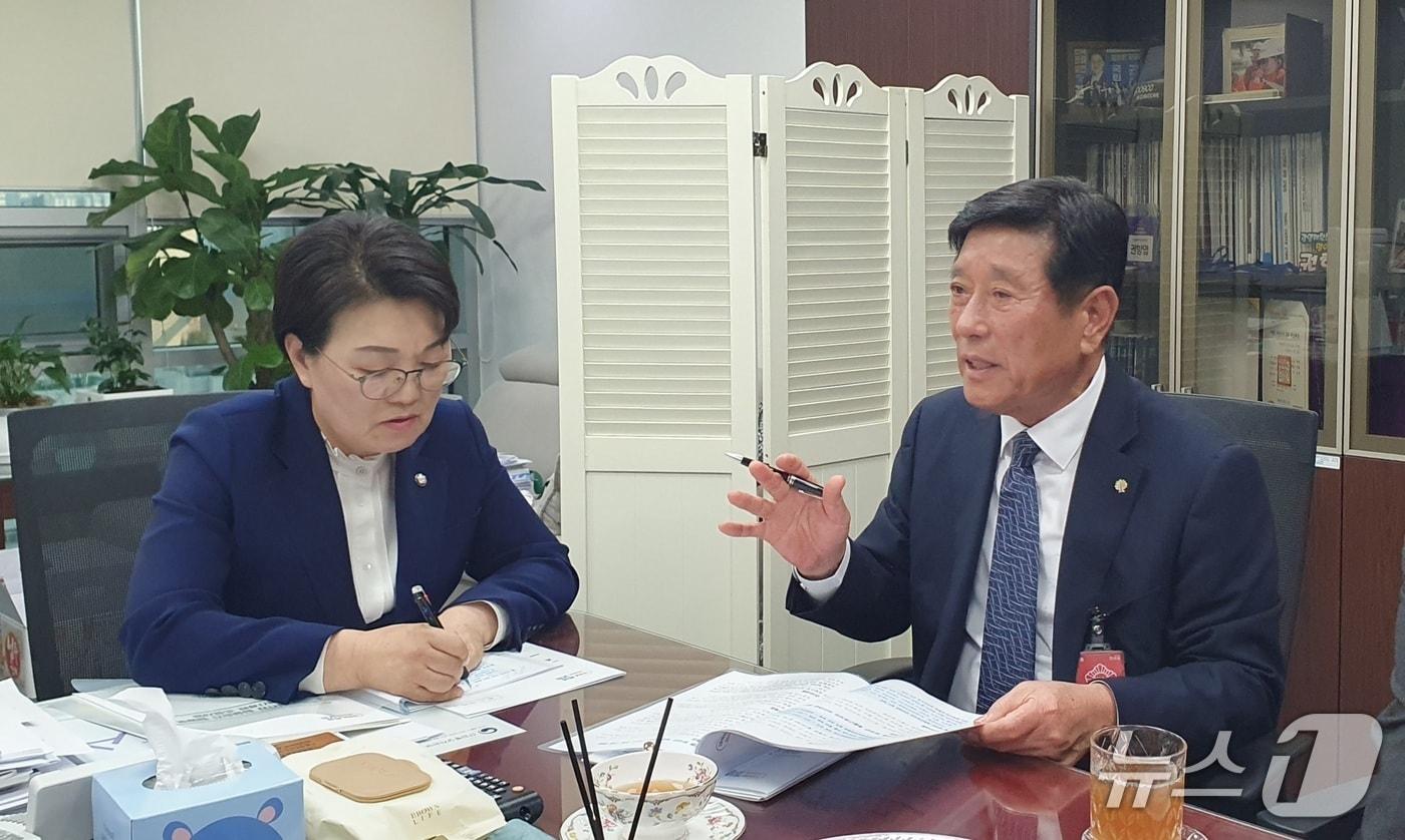지난 12일 조상래 곡성군수가 국회를 방문하여 권향엽 국회의원과 업무협의를 하고 있다&#40;곡성군 제공&#41; 