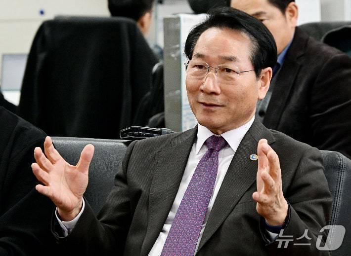 본문 이미지 - 유정복 인천시장이 13일 기자간담회에서 발언하고 있다. &#40;인천시 제공.재판매 및 DB금지&#41;