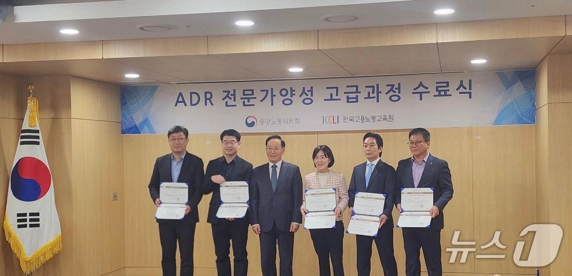 본문 이미지 -  중앙노동위원회 위원장 우수상을 받은 화성도시공사 임직원들이 기념촬영을 하고 있다.&#40;화성도시공사 제공&#41;