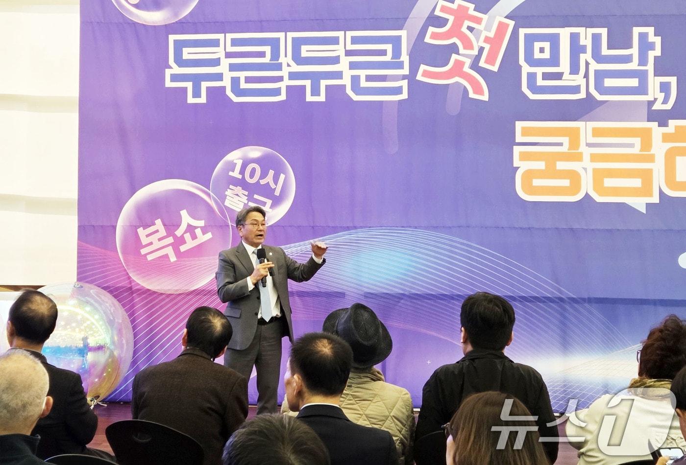 강기정 광주시장이 13일 오후 시청 1층 시민홀에서 열린 &#39;광주온&#40;ON&#41; 시민정책참여단 만남의 날&#39; 행사에 참석해 시민들과 시정 현안을 공유하고 있다.&#40;광주시 제공. 재판매 및 DB 금지&#41; 