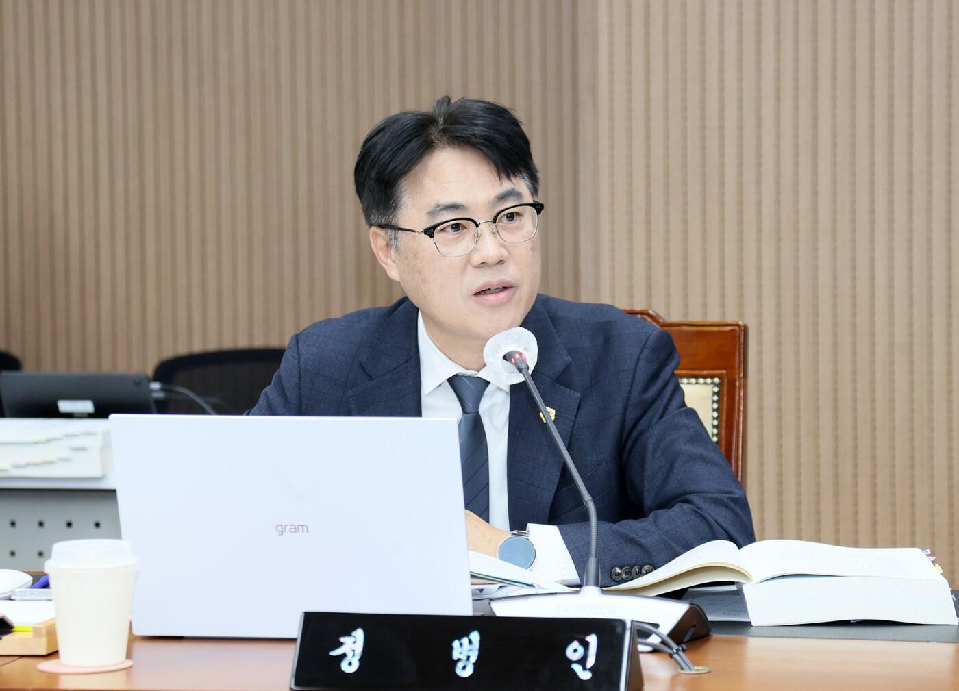 본문 이미지 - 정병인 충남도의원이 도 보건복지국을 상대로 행정사무감사에 나서고 있다.&#40;정병인 도의원 제공. 재판매 및 DB금지&#41;/뉴스1 