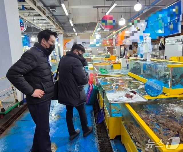 본문 이미지 - 평택해경 경찰관들이 원산지 허위표시 단속을 하고 있다.&#40;평택해경 제공&#41; 