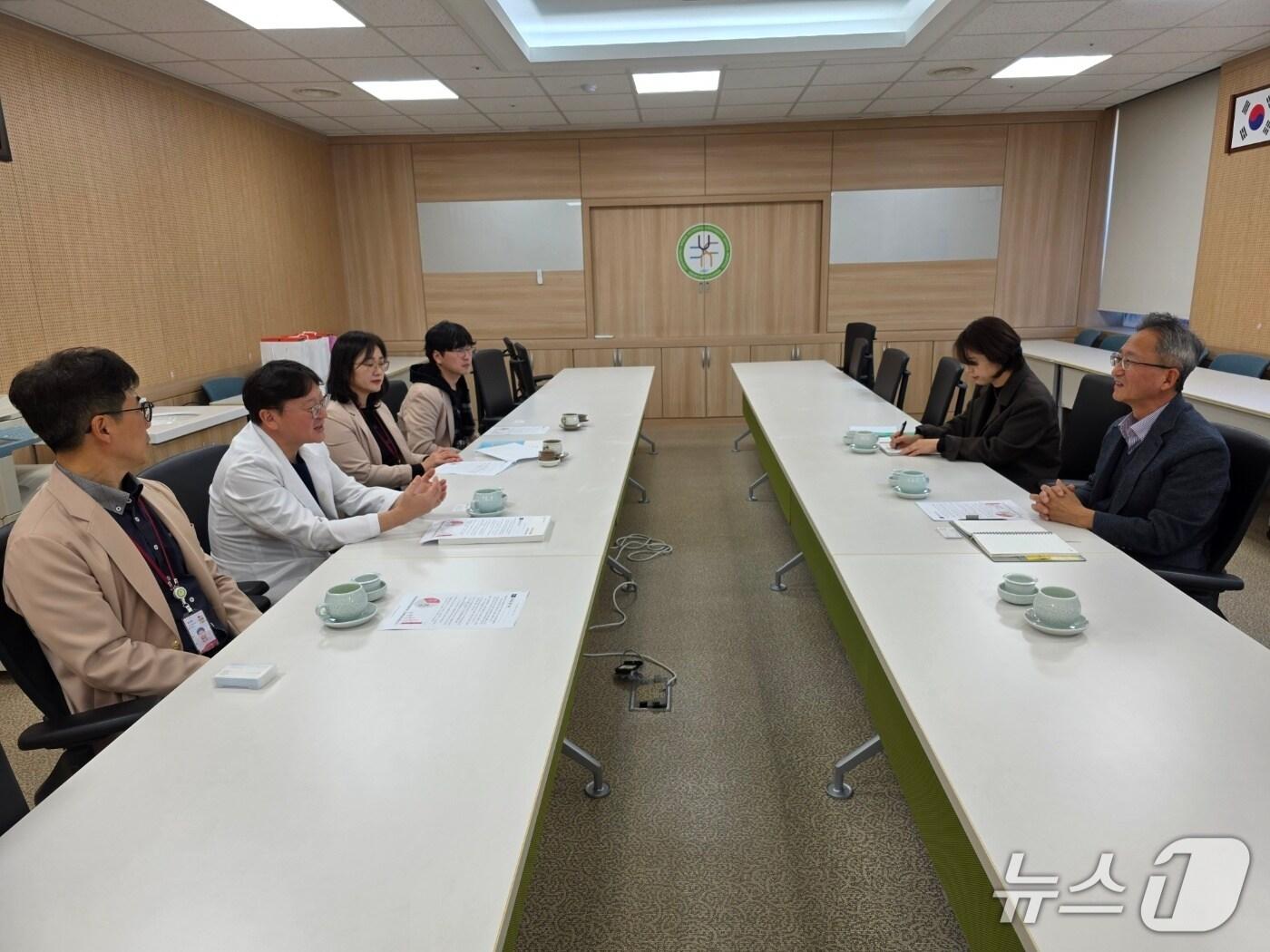 본문 이미지 - 강원조달청은 13일 강릉원주대치과병원을 방문해 도내 조달 물품 우선 구매를 통한 지역경제 활성화 방안을 논의했다.&#40;강원조달청 제공. 재판매 및 DB금지&#41;/뉴스1