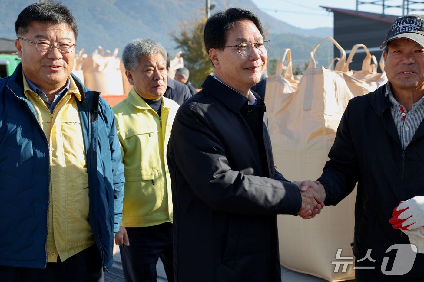13일 심덕섭 전북 고창군수가 공공비축미곡 수매현장을 방문해 농업인들을 격려하고 있다.&#40;고창군제공. 재판매 및 DB금지&#41;2025.11.13/뉴스1