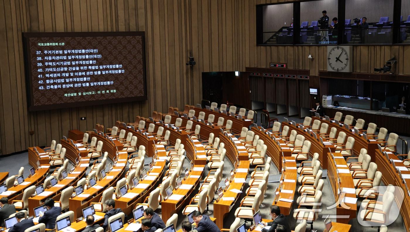 13일 서울 여의도 국회에서 열린 제429회국회&#40;정기회&#41; 12차 본회의에서 김윤덕 국토교통부 장관 회의 불참에 대해 항의하다 떠난 국민의힘 의원들의 빈자리가 보이고 있다. 2025.11.13/뉴스1 ⓒ News1 이승배 기자