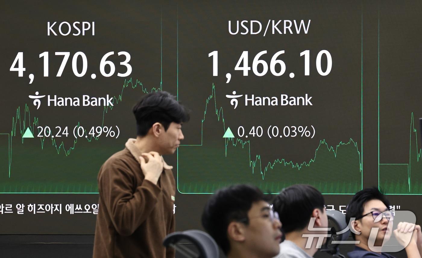 13일 오후 서울 중구 하나은행 딜링룸 현황판. 2025.11.13/뉴스1 ⓒ News1 구윤성 기자