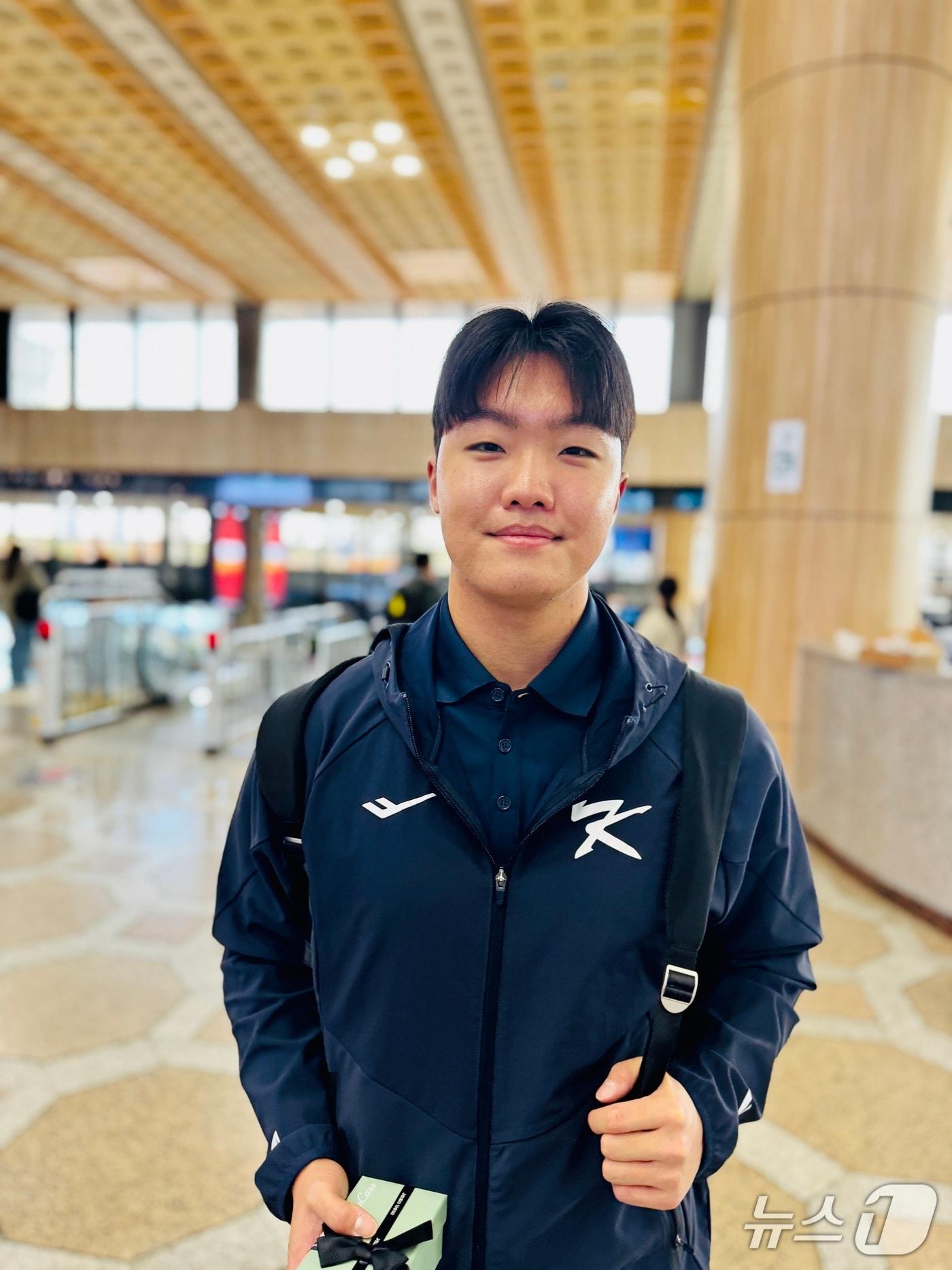 본문 이미지 - 한국 야구대표팀 정우주가 일본 출국 전 취재진과 인터뷰하고 있다.2025.11.12/뉴스1 ⓒ News1 서장원 기자