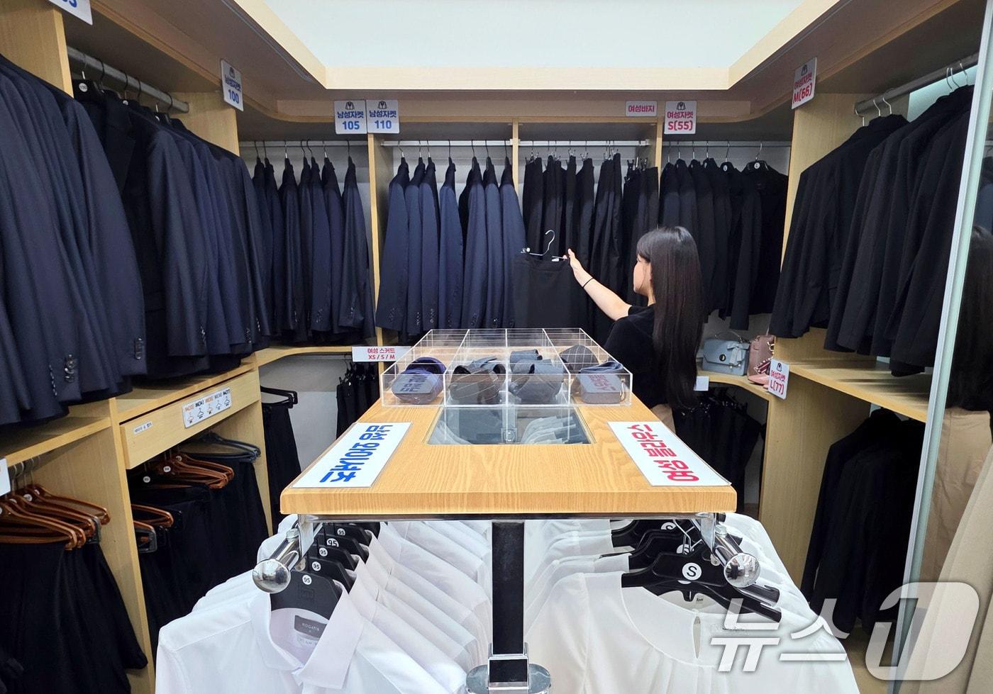 광주 청년센터 토닥토닥의 면접 정장 무료 대여 서비스.&#40;광주시 제공. 재판매 및 DB 금지&#41; 