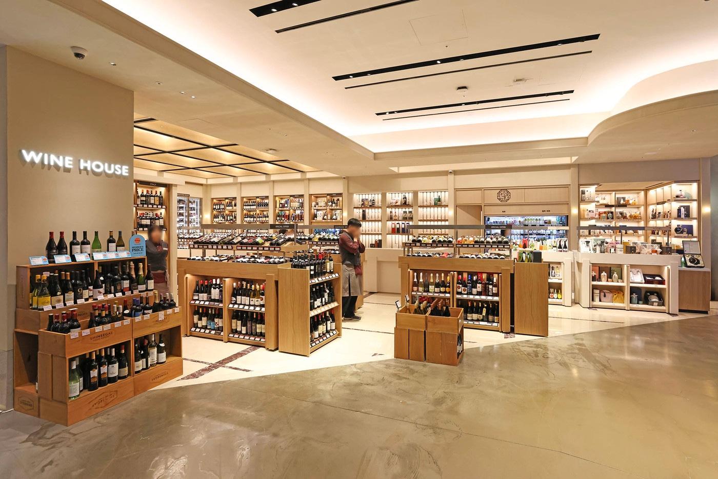 신세계백화점은 하반기 주류 창고 방출전 &#39;신세계 드링크 페스타&#39;를 열고 다양한 주류를 특가에 선보인다.&#40;신세계백화점제공&#41;