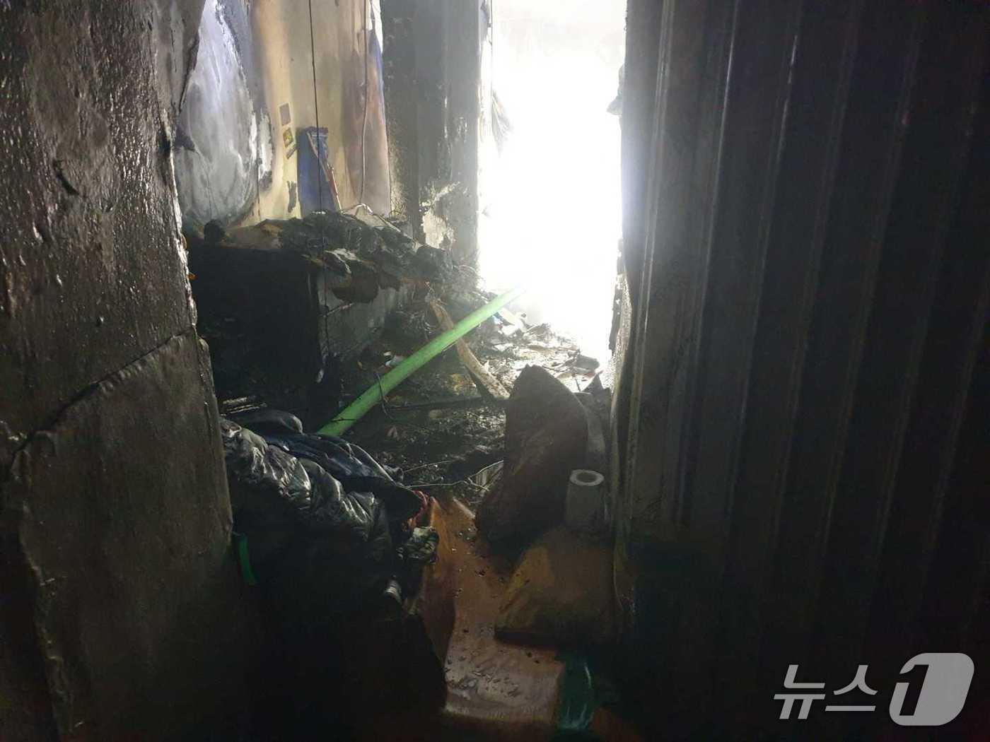 본문 이미지 - 춘천 중앙시장 화재 현장.&#40;강원도소방본부 제공, 재판매 및 DB금지&#41;